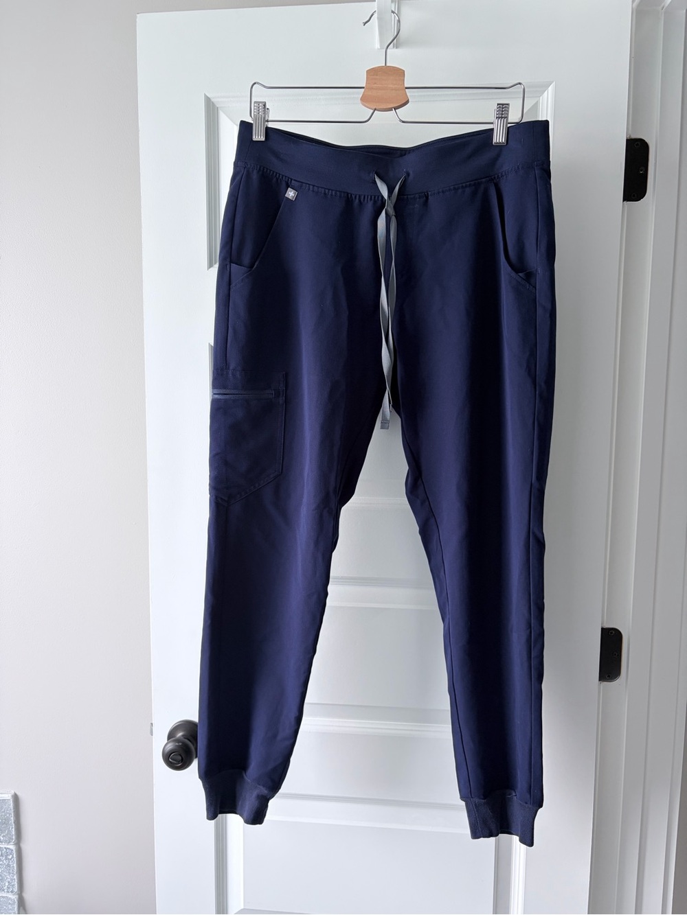 Women’s FIGS Zamora joggers - size Medium